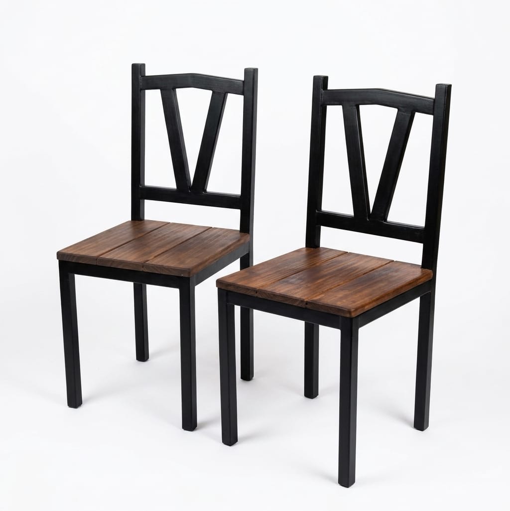 Dos sillas con respaldo en V, asiento de pino y estructura de hierro negro